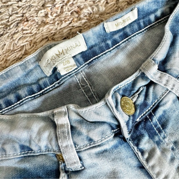 Nicki Minaj - Women’s (Sz 7/8) Mid-Rise Blue Denim Shorts - Picture 3 of 3